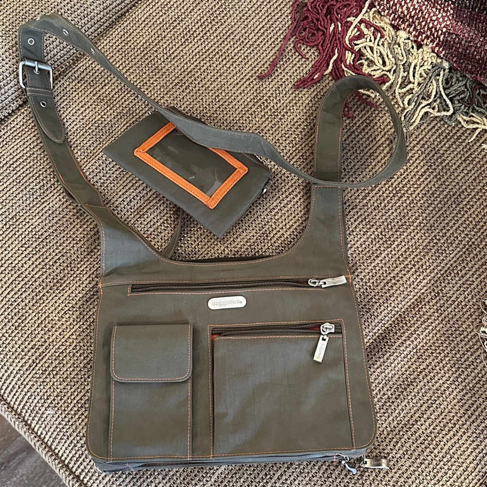 Baggallini City Bag Black Expandable Nylon Crossbody Organizer